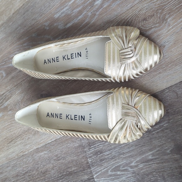 Nwot Anne Klein Gold Women's Flats - Picture 2 of 11